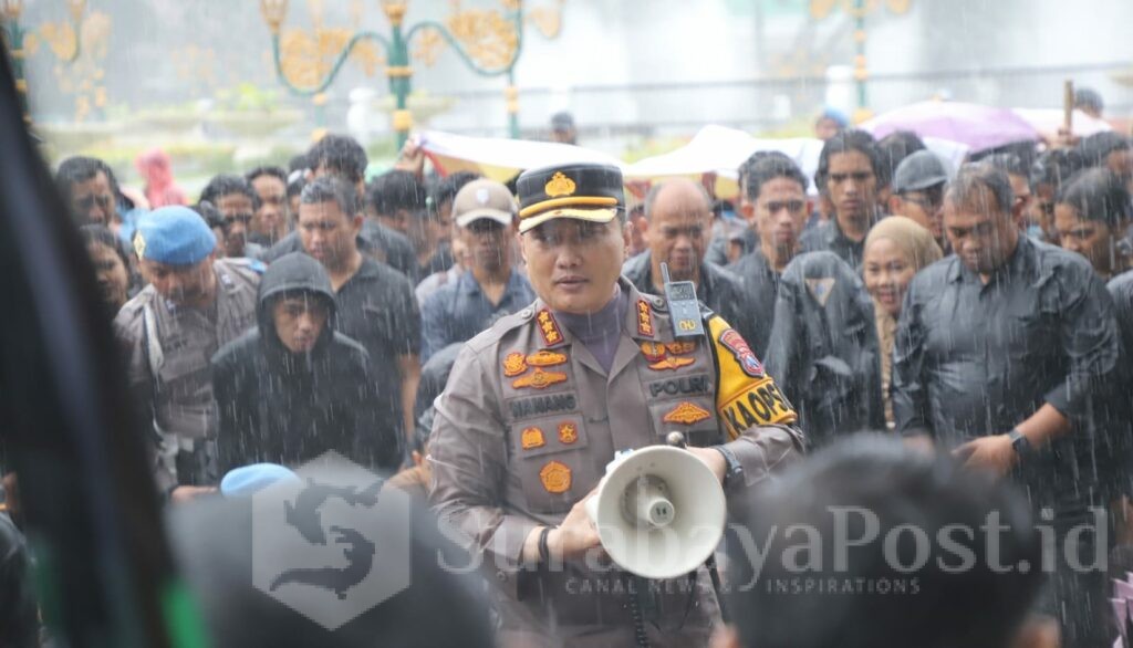 Kombes Pol Nanang Basah Kuyup Kawal Aksi Damai Mahasiswa