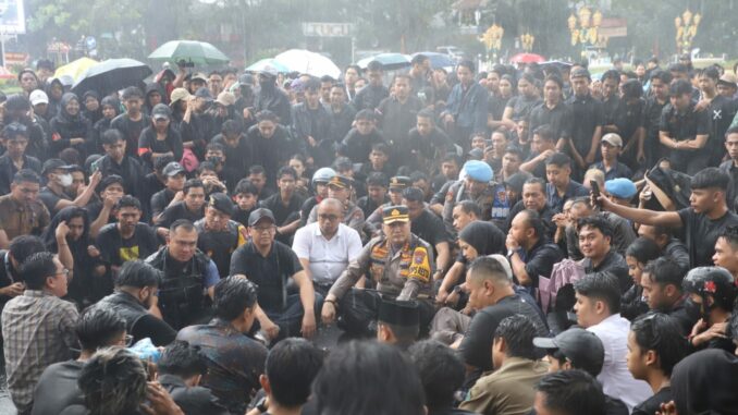 Kombes Pol Nanang Basah Kuyup Kawal Aksi Damai Mahasiswa