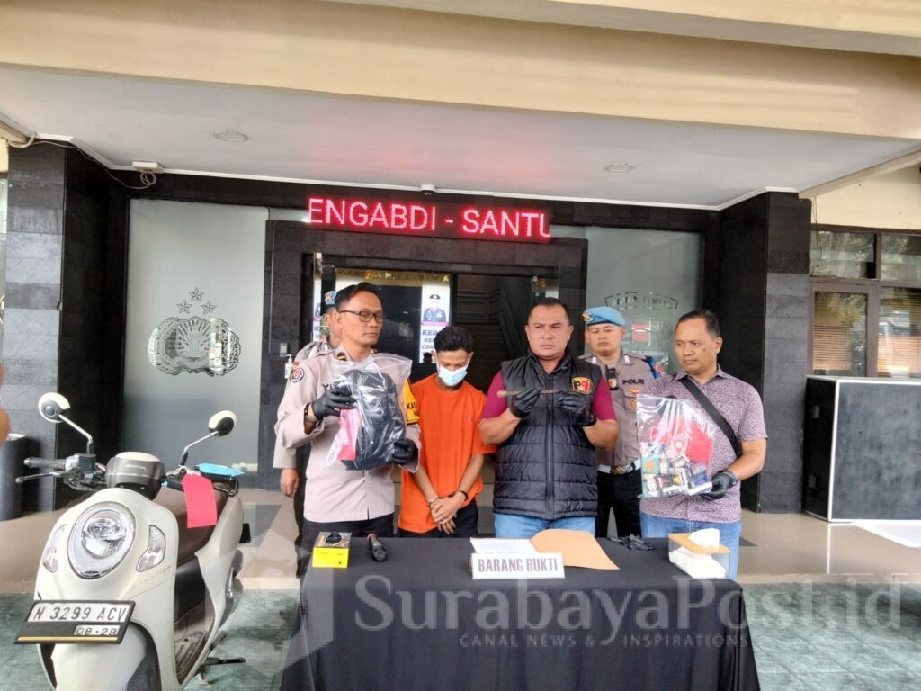 Kasat Reskrim Polresta Malang Kota, Kompol M Sholeh didampingi Kanit Reskrim Polsek Kedungkandang dan Kasi Humas Ipda Yudi Risdiyanto saat menggelar konferensi pers, Rabu (19/2/2025)