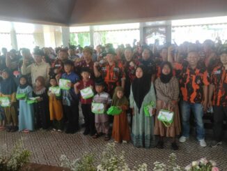 Foto : Usai Santuni Anak Yatim dan Janda Duafa Foto Bersama.(Ist)