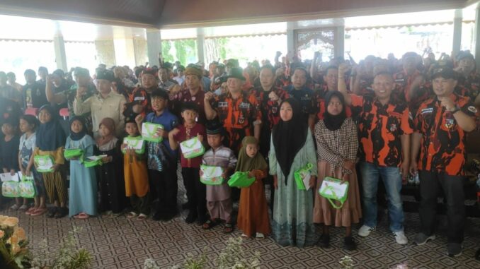 Foto : Usai Santuni Anak Yatim dan Janda Duafa Foto Bersama.(Ist)