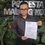 Insan Kamil menunjukkan bukti laporan ke Polresta Malang Kota pada beberapa waktu lalu. (ist)