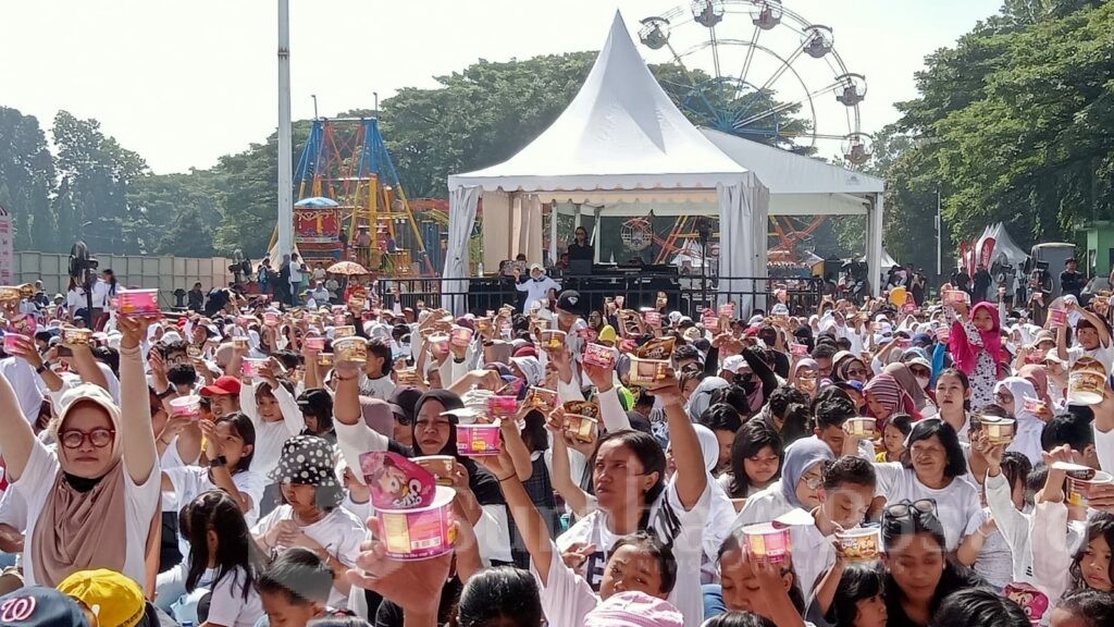 Peserta Sarapan Sereal dengan Peserta Terbanyak di Indonesia, yang memecahkan rekor MURI di Lapangan Rampal, Kota Malang, Jawa Timur, Sabtu (22/2/2025