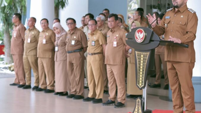 Wawali Kota Batu, Heli Suyanto yang merangkap Plh Wali Kota,saat memimpin apel.(Ist)