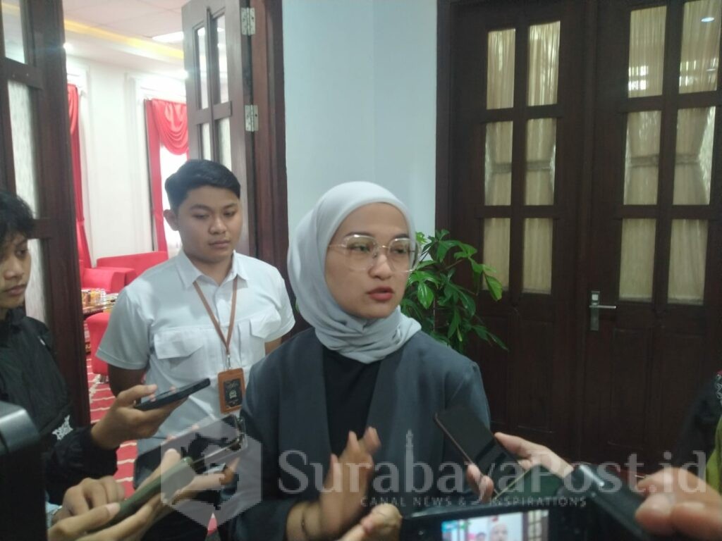 Ketua DPRD Kota Malang, Amithya Ratnanggani Sirraduhita saat memberikan keterangan kepada wartawan