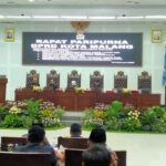 Wakil Wali Kota Malang, Ali Muthohirin memaparkan Penjelasan Wali Kota Malang terhadap 4 Ranperda, Senin (24/2/2025)