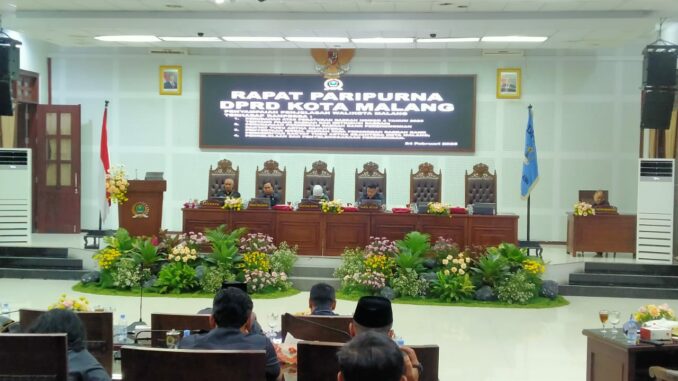 Wakil Wali Kota Malang, Ali Muthohirin memaparkan Penjelasan Wali Kota Malang terhadap 4 Ranperda, Senin (24/2/2025)