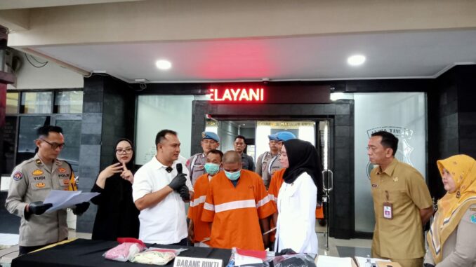 Kasat Reskrim Polresta Malang Kota, Kompol M Sholeh saat konferensi pers hasil ungkap seorang ayah yang tega memperkosa buah hatinya, Senin (24/2/2025)