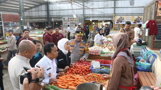 Ketua DPRD Kota Malang, Amithya Ratnanggani Sirraduhita bersama pejabat Forpimda Kota Malang lainnya menginspeksi langsung Pasar Tawangmangu Kecamatan Klojen dan Pasar Madyopuro Kecamatan Kedungkandang, Rabu 26/2/2025)