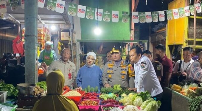 Wakil Walikota Malang, Ali Muthohirin bersama Forkopimda Kota Malang melakukan saat melakukan sidak di sejumlah pasar tradisional pada Rabu (26/2/2025).