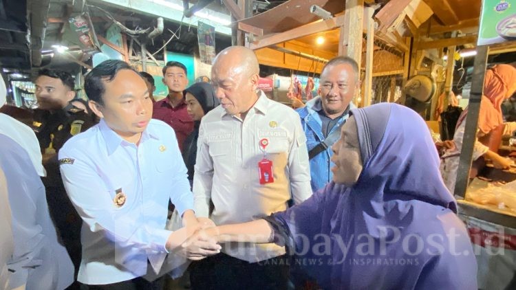 Wakil Walikota Ali Muthohirin saat bincang dengan pedagang di sela sidak pasar tradisional