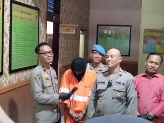 Ps Kapolsek Kedungkandang, AKP Sugeng Irianto didampingi Kasi Humas Ipda Yudi Risdiyanto saat menggelar konferensi pers hasil ungkap maling ratusan telur ayam, Rabu (26/2/2025)