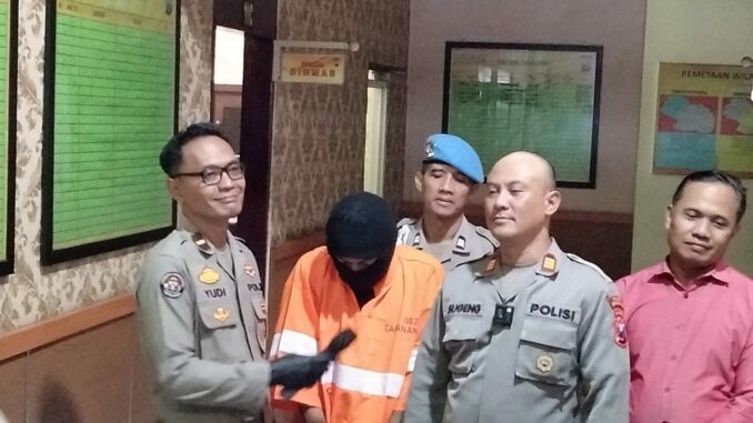 Ps Kapolsek Kedungkandang, AKP Sugeng Irianto didampingi Kasi Humas Ipda Yudi Risdiyanto saat menggelar konferensi pers hasil ungkap maling ratusan telur ayam, Rabu (26/2/2025)