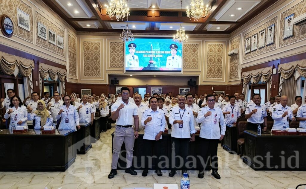 Wakil Walikota Malang, Ali bin didampingi Sekda Erik Setyo Santoso beserta jajaran pose bersama peserta sosialisasi. (Sumber Prokompim)