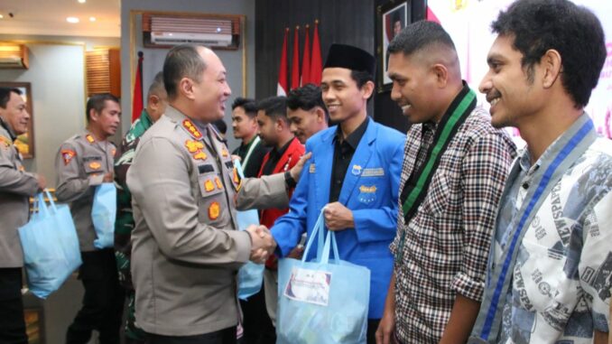 Sambut bulan suci Ramadan, Kapolresta Malang Kota, Kombes Pol Nanang Haryono membagikan ratusan paket sembako ke mahasiswa. (ist)