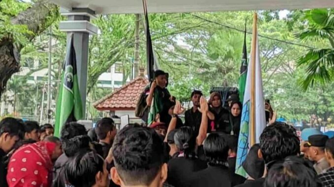 Ratusan Mahasiswa Gelar Aksi di DPRD Kota Malang, Sampaikan 11 Tuntutan ke Pemerintah, Jumah 28 Februari 2025. (ist)