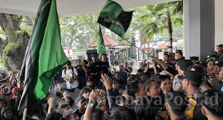 Ratusan mahasiswa saat melakukan aksi di gedung DPRD Kota Malang, Jumat (28/2/2025)