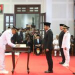 Sertijab dari Pj Walikota Iwan Kurniawan kepada Walikota Malang Wahyu Hidayat di gedung DPRD Kota Malang, Minggu (2/3/2025)