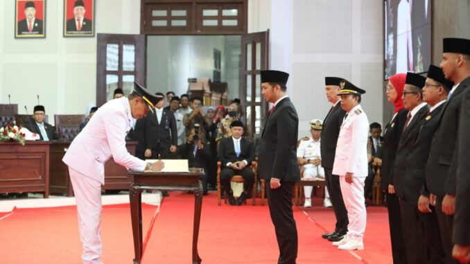 Sertijab dari Pj Walikota Iwan Kurniawan kepada Walikota Malang Wahyu Hidayat di gedung DPRD Kota Malang, Minggu (2/3/2025)