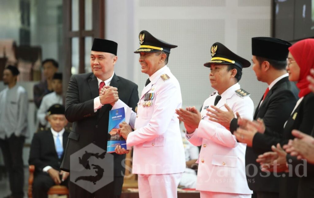 Walikota Malang, Wahyu Hidayat didampingi Wakil Walikota Ali Muthohirin berjabat tangan dengan mantan Pj Walikota Iwan Kurniawan