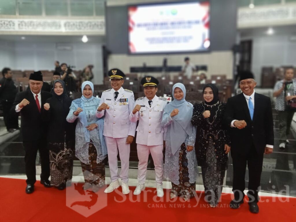 Walikota Malang, Wahyu Hidayat beserta istri dan Wakil Walikota Ali Muthohirin beserta istri pose bersama jajaran