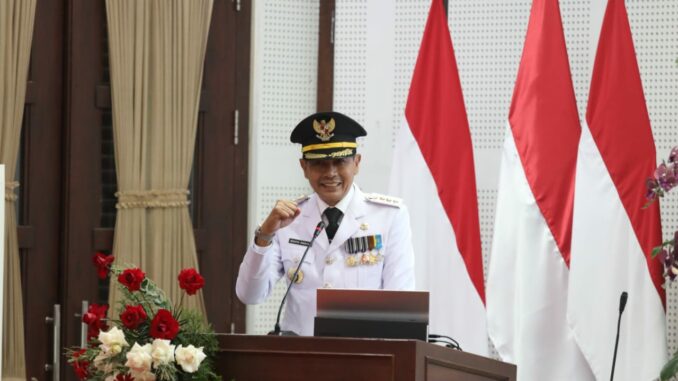 Walikota Malang, Wahyu Hidayat saat memberikan sambutan di acara Sertijab dalam rangkaian paripurna digedung DPRD Kota Malang, Minggu (2/3/2025)