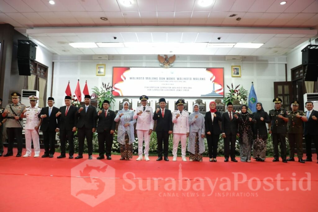 Walikota Malang, Wahyu Hidayat dan Wakil Walikota Ali Muthohirin diapit Wakil Gubernur Jawa Timur, Emil Dardak pose bersama Forkopimda usai paripurna Sertijab, Minggu (2/3/2025)