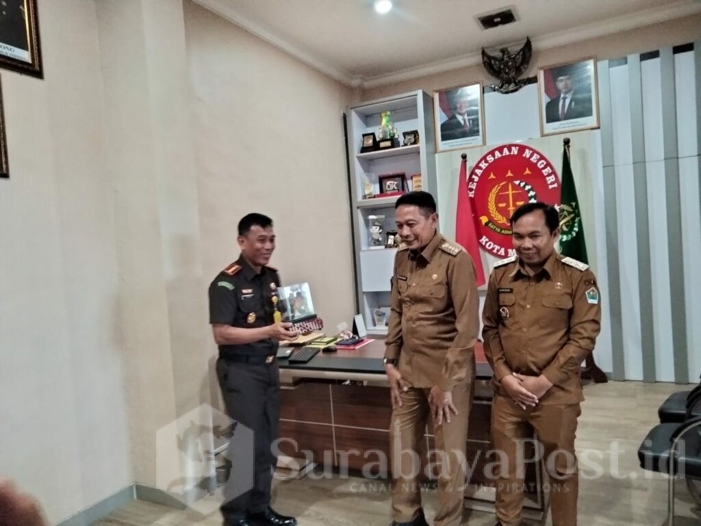 Kajari Tri Joko memberikan cinderamata kepada Walikota Wahyu Hidayat