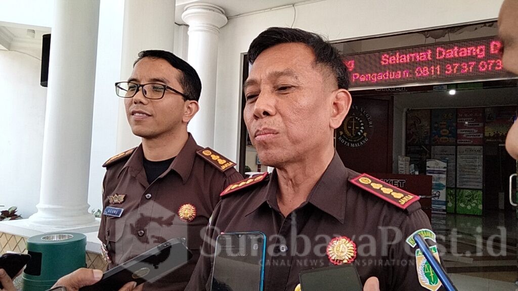 Kajari Tri Joko memberikan keterangan kepada wartawan usai menerima kunjungan Walikota Wahyu Hidayat