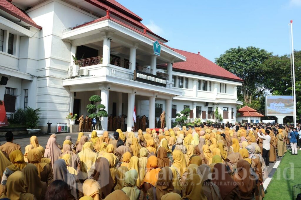 Walikota Malang dan Wakil Walikota Malang, Wahyu Hidayat dan Ali Muthohirin hadir bersama saat apel pagi ASN Pemkot Malang di halaman depan Balaikota Malang, Senin 3 Maret 2025. (Sumber Prokompim)