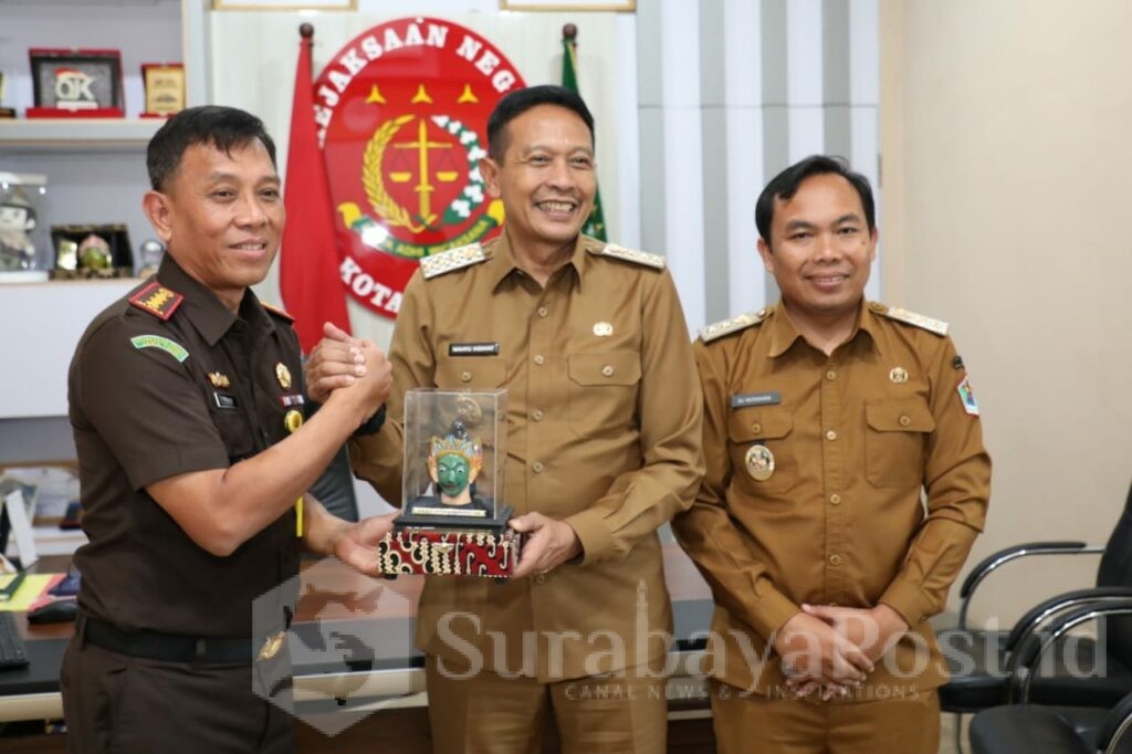 Kunjungan kedua, Walikota Wahyu dan Wakilnya Ali Muthohirin bertemu Kajari Tri Joko. (Sumber Prokompim)