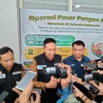 Walikota Wahyu Hidayat dan Wakil Walikota Ali Muthohirin disela pemantauan pasar pangan murah di Kantor Pos Besar Malang, Selasa (04/03/2025)