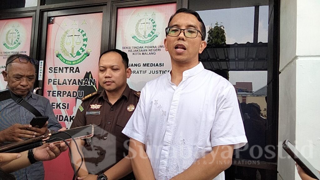 Kasi Intelijen Kejaksaan Negeri Kota Malang, Agung Tri Raditya memberikan keterangan kepada wartawan