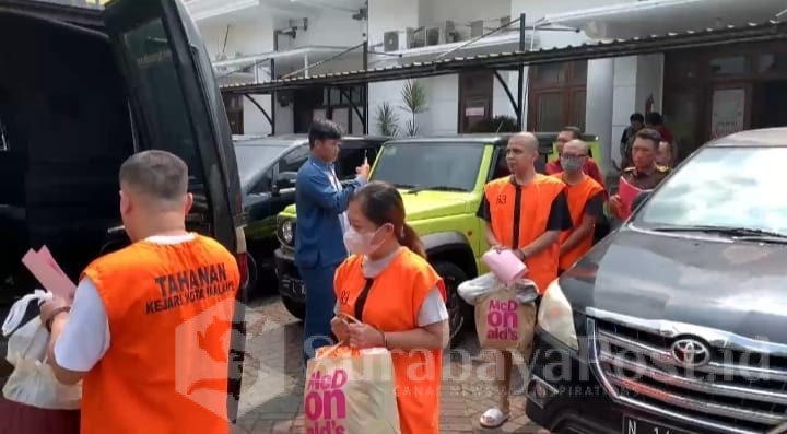 Dua tersangka yakni, HNR alias Hermin dan DPP alias Ade digiring ke mobil tahanan untuk dikirim ke Lapas Perempuan dan Lapas Kelas 1 Malang, Kamis (06/03/2025)