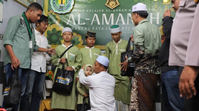 Safari Ramadhan, Polresta Malang Kota Bersama Elemen Mahasiswa Berbagi Santunan ke Yatim Piatu. (ist)