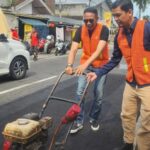 Wujud Nyata Kepemimpinan Walikota Wahyu Hidayat, Jalan Rusak Langsung Turun Memperbaiki, Sabtu (08/03/2025)