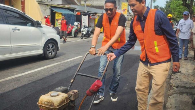 Wujud Nyata Kepemimpinan Walikota Wahyu Hidayat, Jalan Rusak Langsung Turun Memperbaiki, Sabtu (08/03/2025)