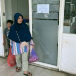 Pintu Kaca Unit Ayam dan Daging yang jadi sasaran perusakan oknum pedagang. (Gus)