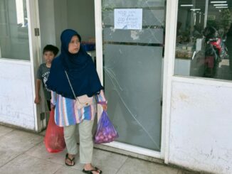 Pintu Kaca Unit Ayam dan Daging yang jadi sasaran perusakan oknum pedagang. (Gus)