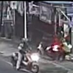 Aksi dua Begal saat merampas motor Beat milik driver ojol di Bandulan, kecamatan Sukun, Kota Malang. (Foto tangkapan layar CCTV)