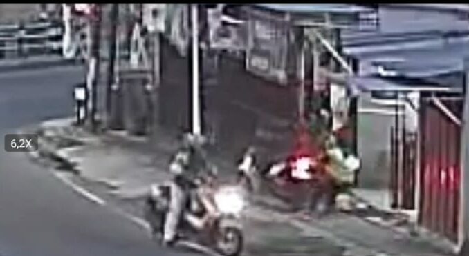 Aksi dua Begal saat merampas motor Beat milik driver ojol di Bandulan, kecamatan Sukun, Kota Malang. (Foto tangkapan layar CCTV)