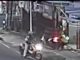 Aksi dua Begal saat merampas motor Beat milik driver ojol di Bandulan, kecamatan Sukun, Kota Malang. (Foto tangkapan layar CCTV)