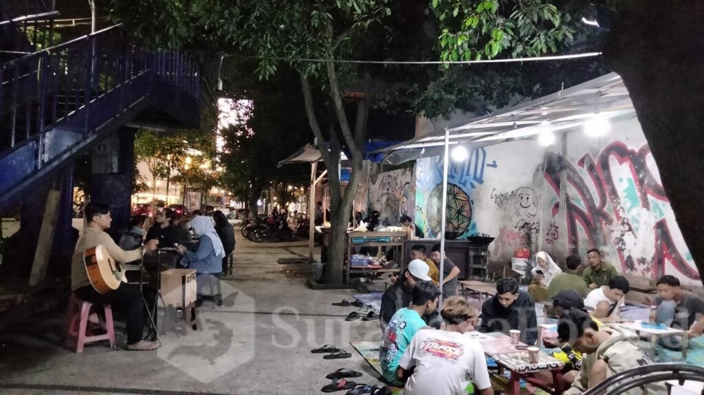 Asiknya Malam di Kedai Merdeka Kayutangan Heritage, Jalan Basuki Rahmat, Klojen Kota Malang Jawa Timur, Senin (10/03/2025) malam.