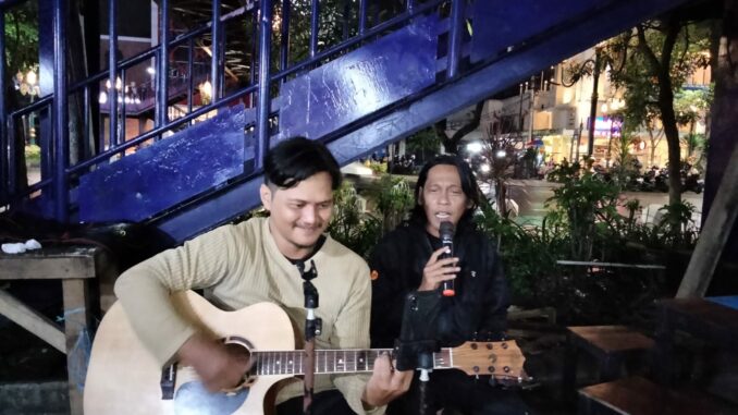 Lantunan lagu berjudul "Terlalu Manis" yang dibawakan vokalis Tyok menambah nuansa semakin asik di hari Senin (10/03/2025) malam