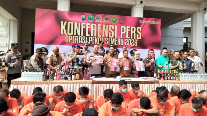 Kapolresta Malang Kota, Kombes Pol Nanang Haryono bersama Forkopimda saat menggelar konferensi pers hasil Operasi Pekat Semeru 2025, Selasa (11/3/2025)