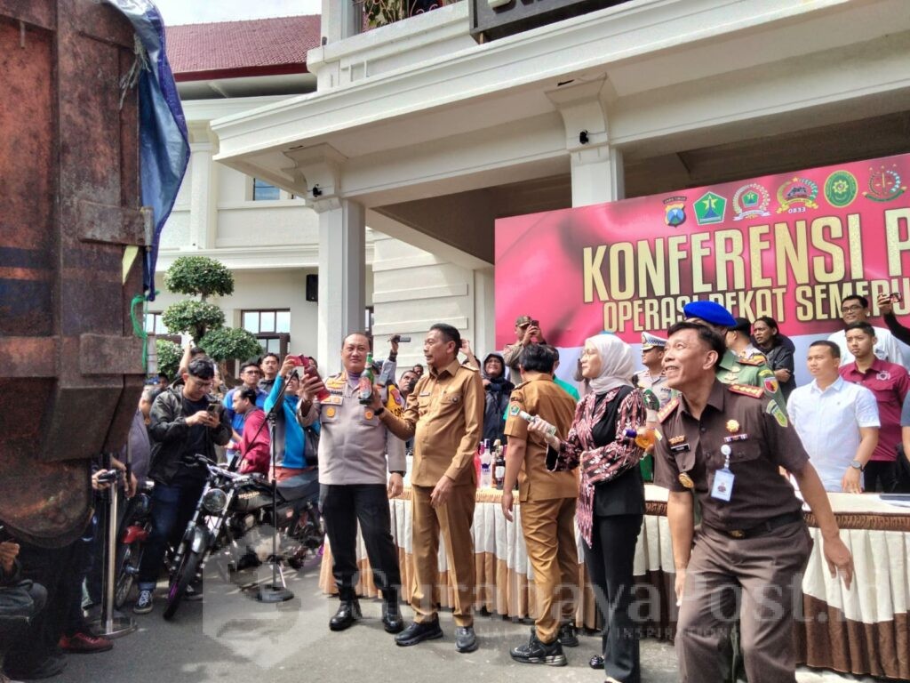 Ribuan botol miras dimusnahkan dengan cara dilemparkan ke dalam truk sampai pecah