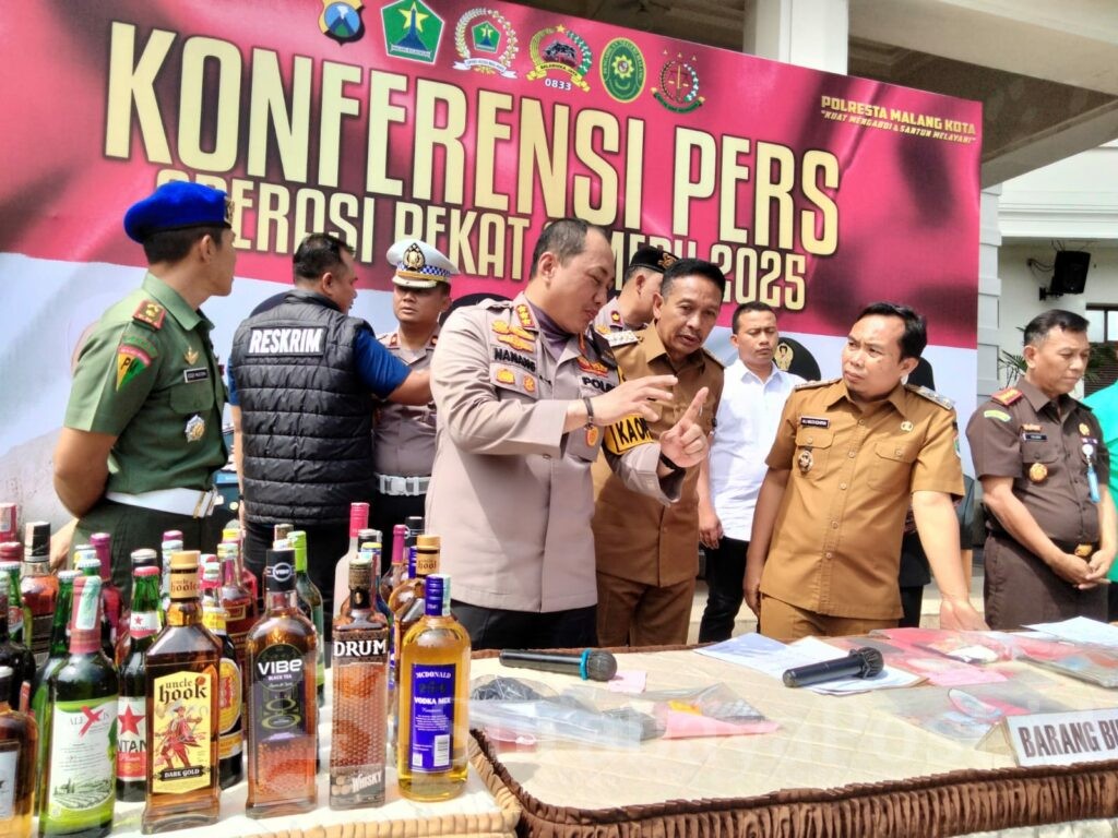 Berbagai jenis Miras hasil operasi pekat Semeru inilah yang dimusnahkan