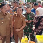 Walikota Malang, Wahyu Hidayat didampingi Wakil Walikota Ali Muthohirin beserta Forkopimda memantau kegiatan pasar murah di Merjosari, Selasa (11/03/2025)