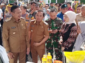 Walikota Malang, Wahyu Hidayat didampingi Wakil Walikota Ali Muthohirin beserta Forkopimda memantau kegiatan pasar murah di Merjosari, Selasa (11/03/2025)