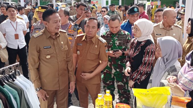 Walikota Malang, Wahyu Hidayat didampingi Wakil Walikota Ali Muthohirin beserta Forkopimda memantau kegiatan pasar murah di Merjosari, Selasa (11/03/2025)